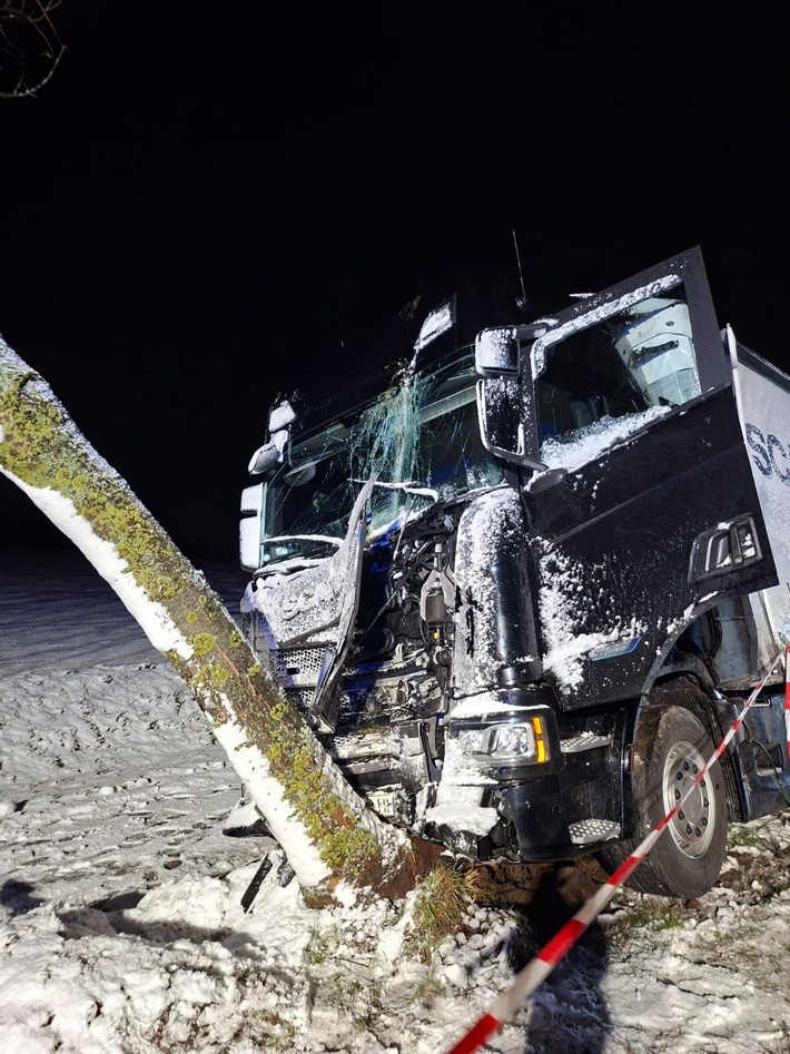 POL-STD: 12-jähriger Junge beim Abbrennen eines Böllers schwer verletzt, Neun Unfälle durch Schnee- und Eisglätte auf den Straßen im Landkreis