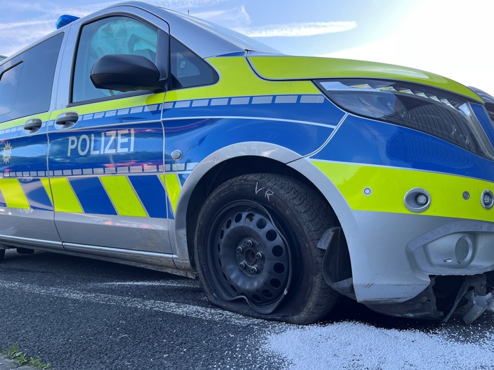 POL-ME: Unfall auf Einsatzfahrt: Streifenwagen beschädigt - 2605074