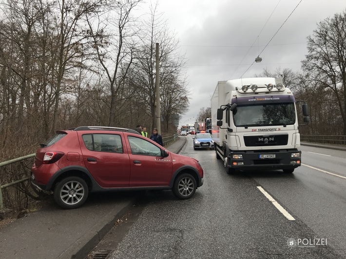POL-PPWP: Lastwagen kollidiert mit pkw - Bundesstraße kurzfristig gesperrt