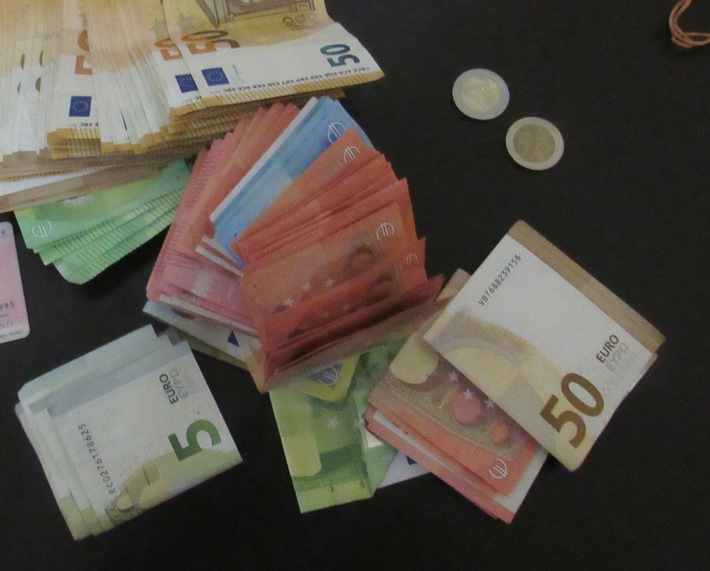 POL-ME: Polizei deckt mutmaßlich illegales Glücksspiel auf - mehrere zehntausend Euro Bargeld sichergestellt - Hilden - 2210123