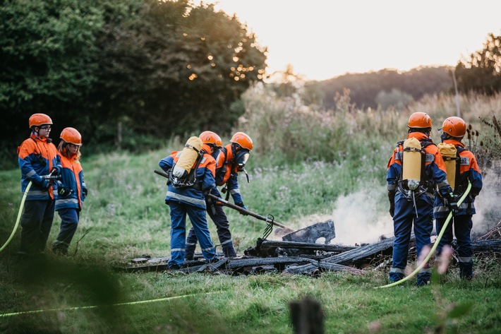 FW Marienheide: Berufsfeuerwehrtag der Jugendfeuerwehr: Marienheider Feuerwehrnachwuchs für 24 Stunden im Einsatz