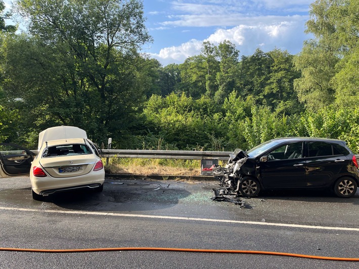 POL-RBK: Odenthal - Auf Gegenspur geraten - drei Menschen teils schwer verletzt