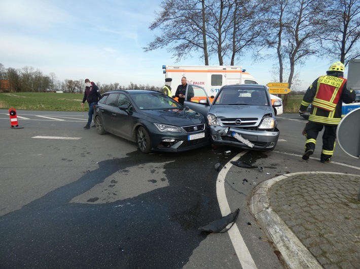 POL-CUX: Verkehrsunfall mit einer schwer und einer leicht verletzten Person in Dorum (Lichtbild in der Anlage)