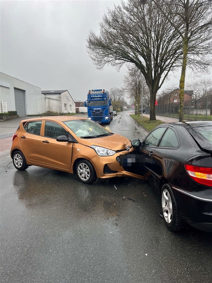 POL-COE: Coesfeld, Am Wasserturm/ Autos zusammengestoßen