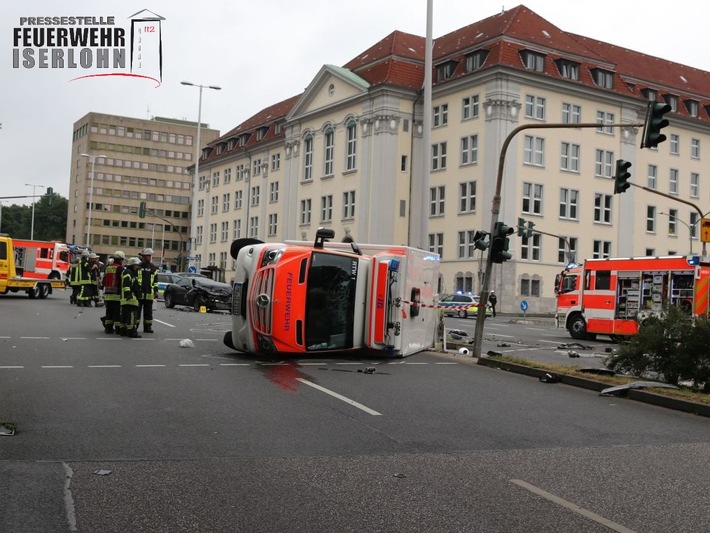 FW-MK: Verkehrsunfall mit Iserlohner Rettungswagen in Hagen