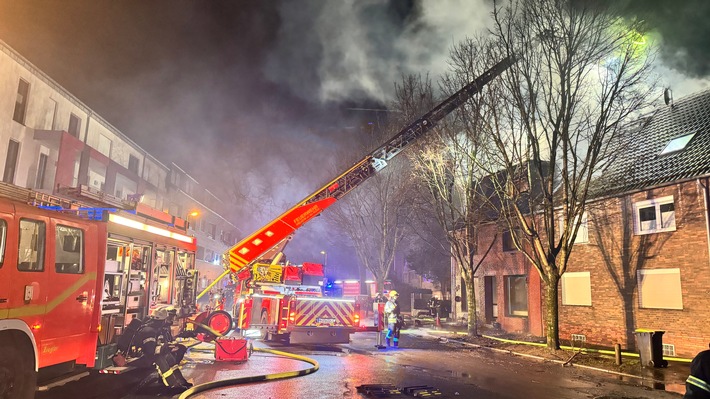 FW-MH: Dramatischer Dachstuhlbrand mit einer schwerverletzten Person in Mülheim an der Ruhr