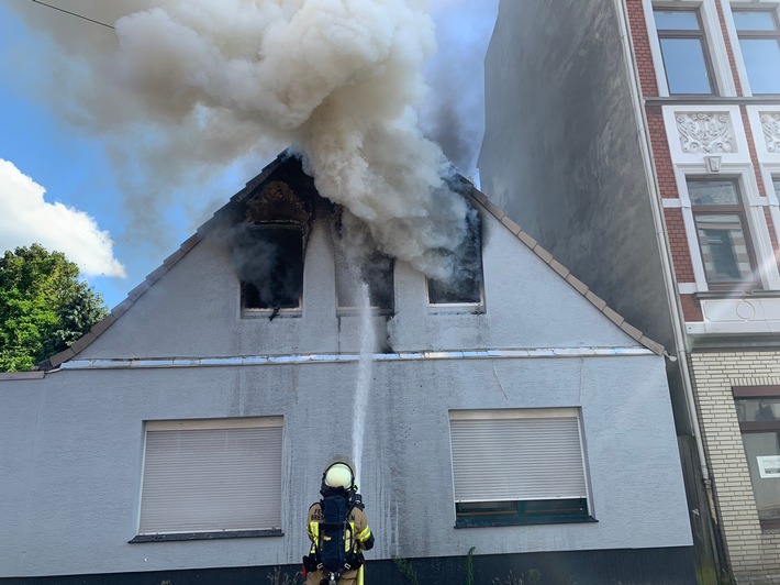 FW Bremerhaven: Wohnungsbrand im Stadtteil Bremerhaven-Lehe. Wohnung brennt vollständig aus.