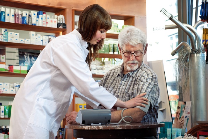 Blutdruckmessung zu Hause: Apotheker bieten Beratung und Merkblätter an