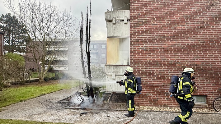 FFW Schwalmtal: Brennender Baum an Mehrfamilienhaus löst Feuerwehreinsatz aus
