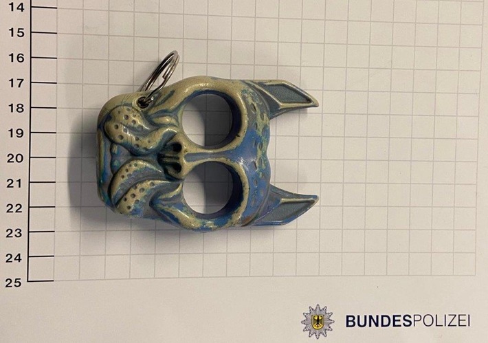 BPOL NRW: Bundespolizei stellt ungewöhnliche Waffe im Hauptbahnhof Gelsenkirchen sicher