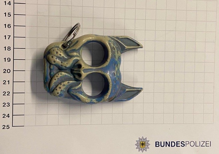 BPOL NRW: Bundespolizei stellt ungewöhnliche Waffe im Hauptbahnhof Gelsenkirchen sicher