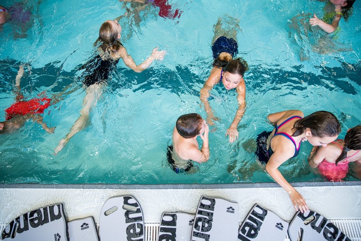 ++ Presse-Einladung ++ Doppel-Olympiasiegerin Britta Steffen besucht das KINDERREISEN-Schwimm-Camp der DEUTSCHEN FERNSEHLOTTERIE