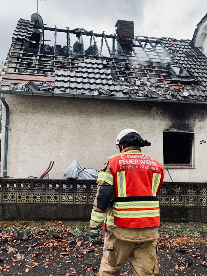 FW-GL: Wohnhaus im Stadtteil Moitzfeld durch Feuer total zerstört