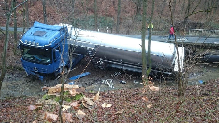 POL-HOL: Molke-Transporter landet bei Glesse im Graben / 
Fahrer unverletzt / 30.000 Euro Sachschaden