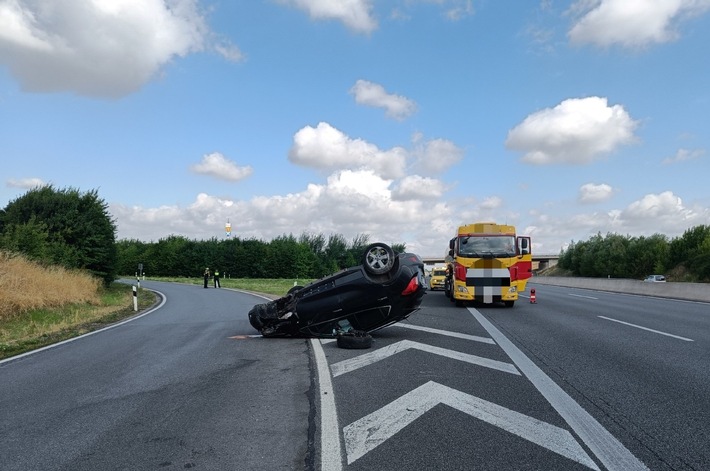 POL-HI: Pkw überschlägt sich nach Kollision mit Lkw - Fahrer leicht verletzt