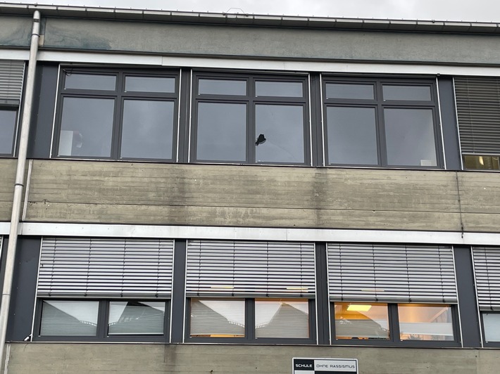 POL-PDKL: Fensterscheibe bei IGS eingeworfen