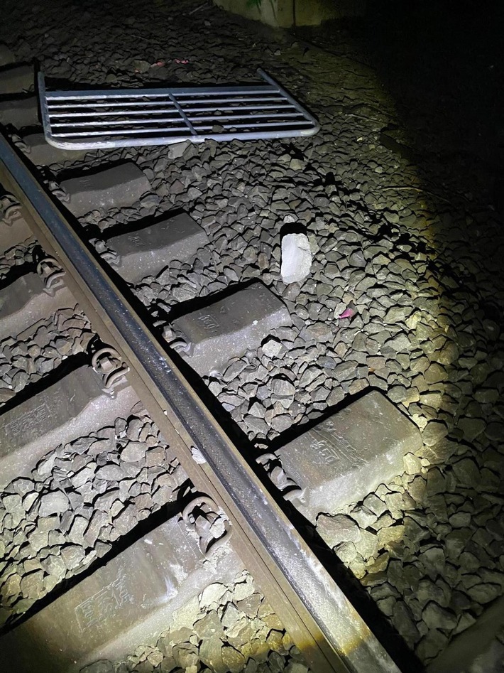 BPOLI MD: Betonplatte auf Gleis gelegt und ICE mit Teil eines Metallbettes beworfen - Zeugenaufruf
