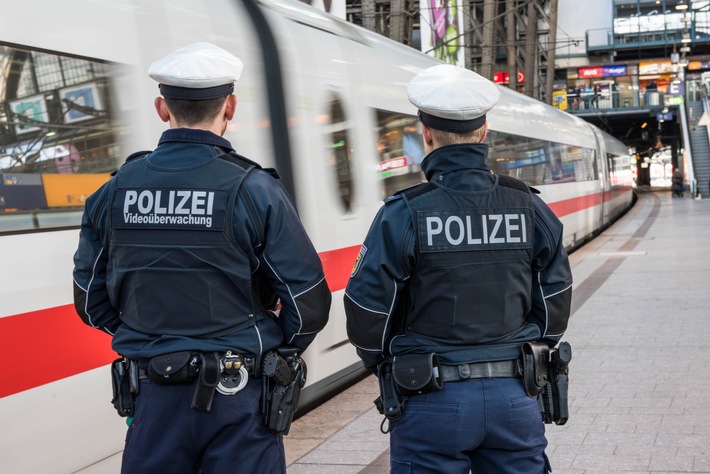 BPOL-HH: 134 Tage Haft: &quot;Schwarzfahrt&quot; im ICE wird per Haftbefehl gesuchten Mann zum Verhängnis-