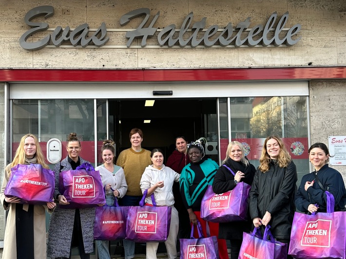 Weltfrauentag: APOTHEKENTOUR liefert Produkt-Großspende an EVAS HALTESTELLE für obdachlose Frauen