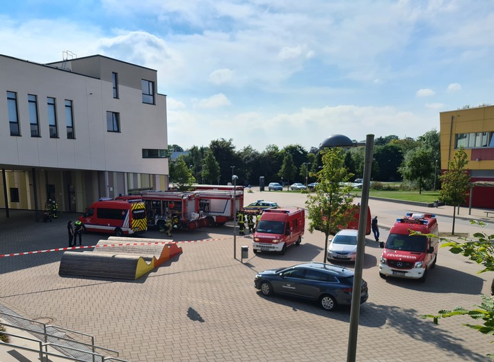 FW Osterholz-Scharm.: Gefahrstoffeinsatz an Schule