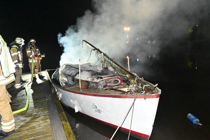 POL-STD: Segelboot bei Feuer im Stader Holzhafen vollständig zerstört - Bootseigner leicht verletzt