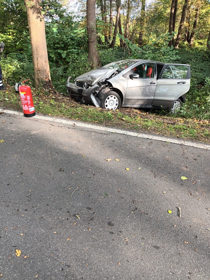 FFW Schiffdorf: Auto fährt gegen Baum: Großvater und Enkel kommen ins Krankenhaus