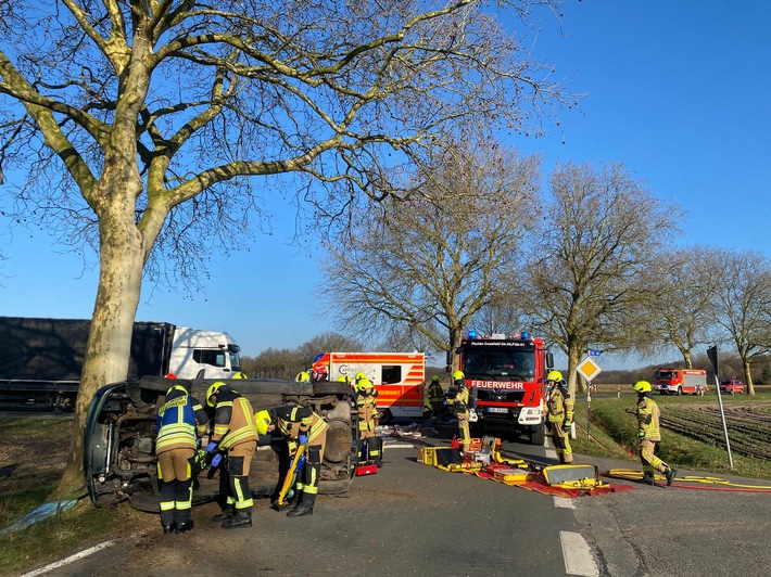 POL-COE: Coesfeld, Stockum/ Auto kollidiert mit Baum