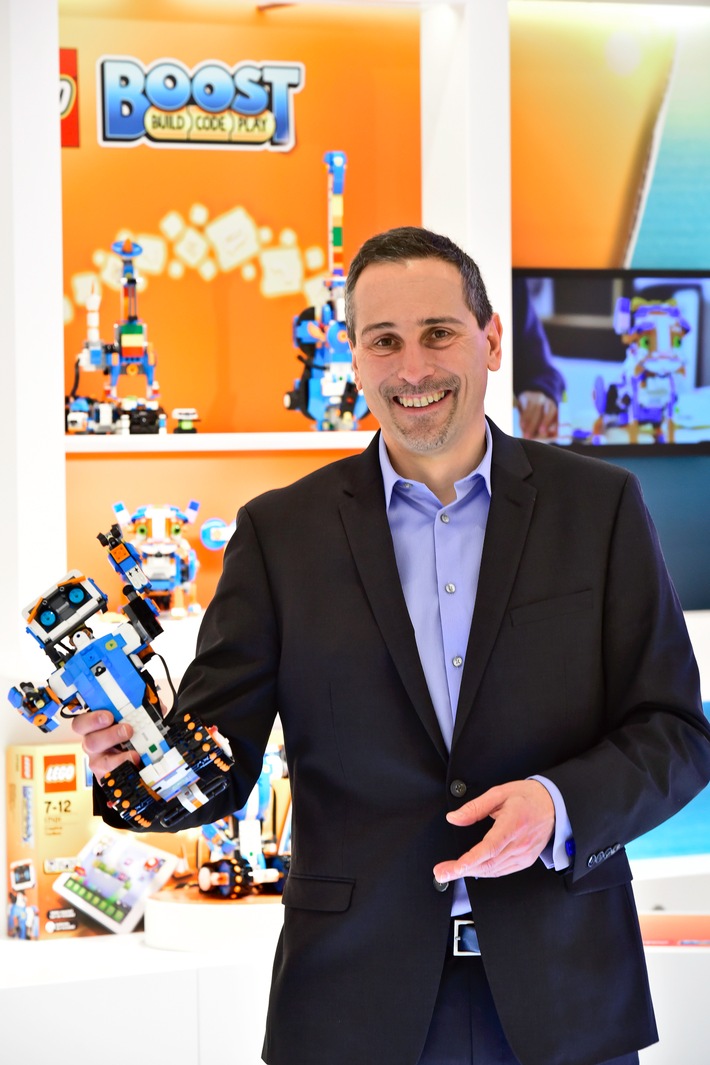 LEGO GmbH zieht positive Bilanz, startet in ein Jahr mit Superhelden und begleitet Kinder weiter in der digitalen Welt