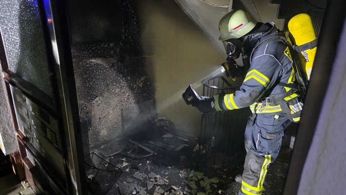 FW Celle: Feuer in einem Mehrparteienhaus - Fluchtweg für Bewohnende abgeschnitten!