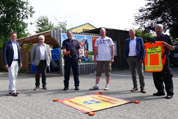 FW Eutin: "Die MultiCopter-Drohne bietet wertvollen Mehrfachnutzen": Sparkasse Holstein, Sparkassen-Stiftung Ostholstein & Fahrschule Rahlf unterstützen Freiwillige Feuerwehr Eutin