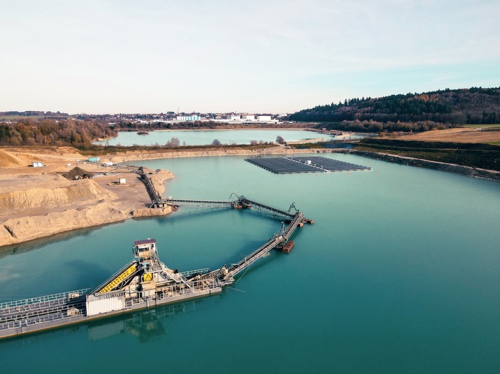 Presseinformation: Erdgas Südwest realisiert zweite schwimmende Solaranlage für Kies- und Schotterwerke Müller