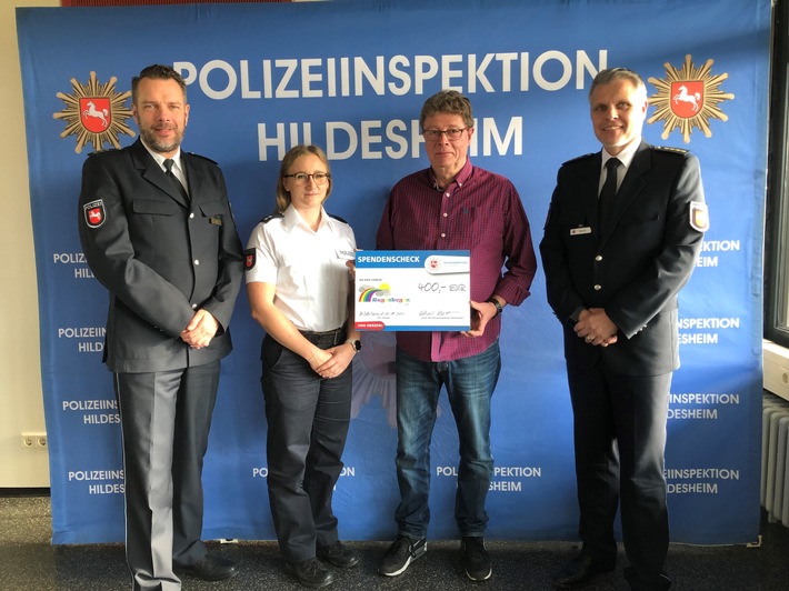 POL-HI: Polizeiinspektion Hildesheim spendet 400 Euro an den Verein Regenbogen