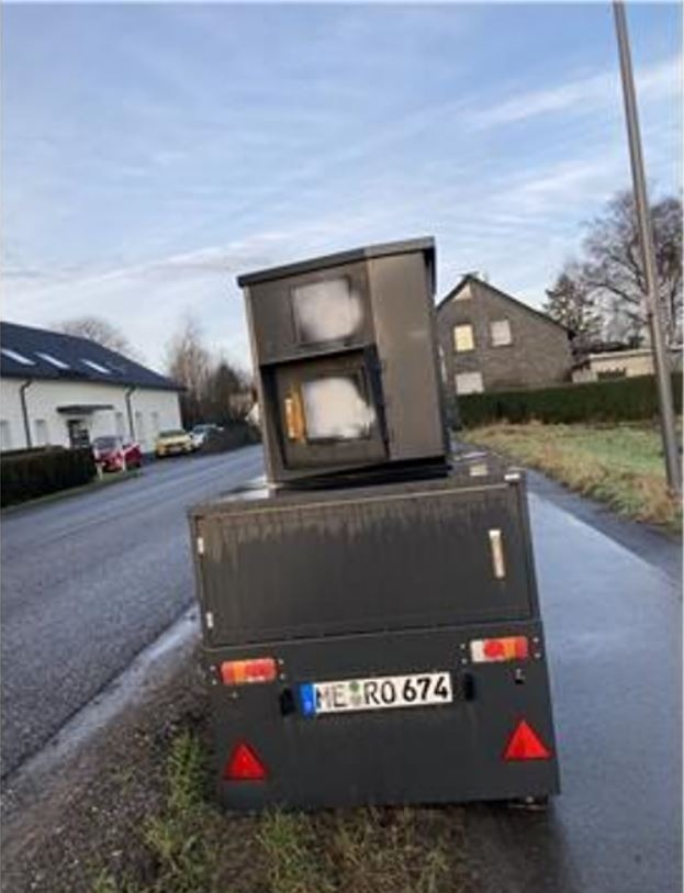 POL-ME: Verkehrsschild gestohlen und "Blitzer" mit Farbe besprüht - die Polizei ermittelt - Haan - 2402044