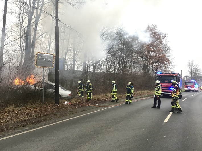 FW-BO: PKW-Brand nach Verkehrsunfall