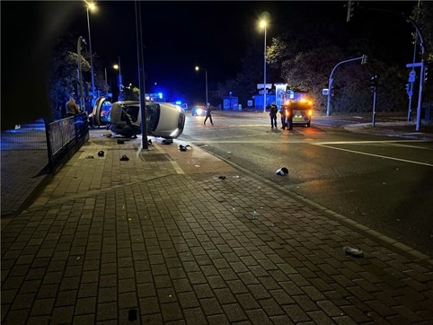 POL-DU: Hüttenheim: Kollision in der Nacht - Auto kippt auf die Seite