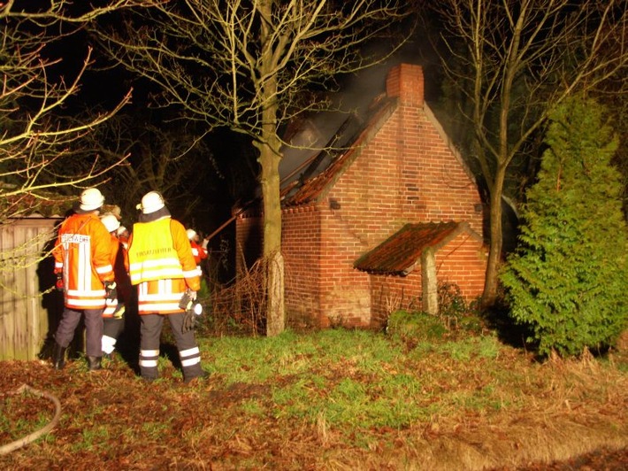 POL-NI: Brand eines Backhauses -Bild im Download -