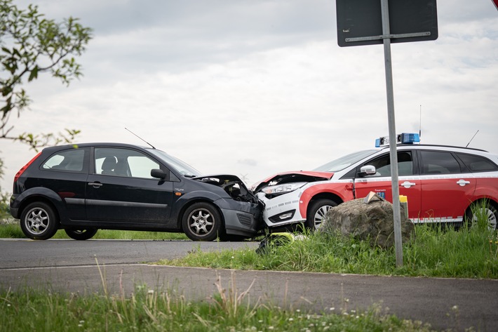 FW Pulheim: Vier Verletzte bei Verkehrsunfall in Pulheim - Feuerwehrfahrzeug beteiligt