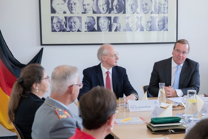 Verteidigungsminister Boris Pistorius stellt die Bedeutung der Umsetzung infrastruktureller Vorhaben beim Besuch in Bonn heraus