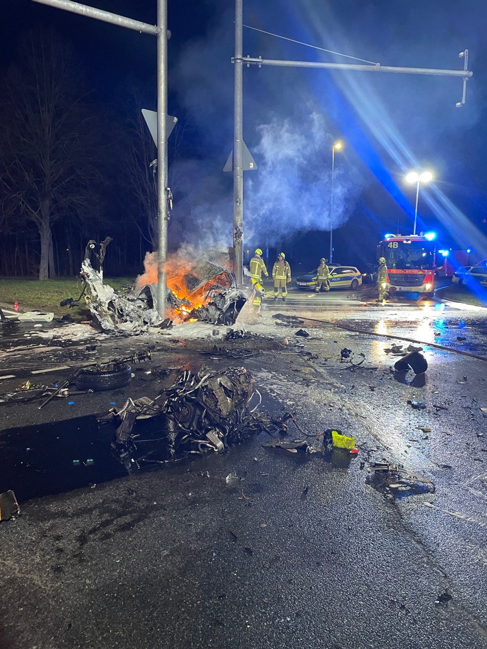 FW Hannover: Brennender PKW nach Verkehrsunfall
