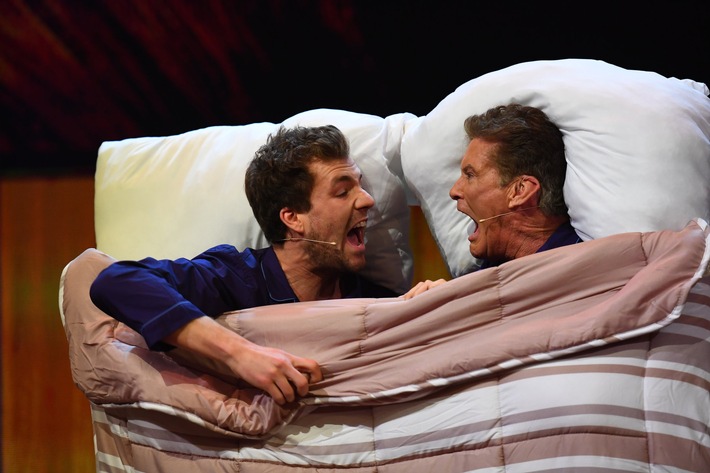 Was macht David Hasselhoff mit Luke Mockridge im Bett? Die neue Prime-Time-Show "LUKE! Die 90er und ich" am Freitag, 17. November, in SAT.1