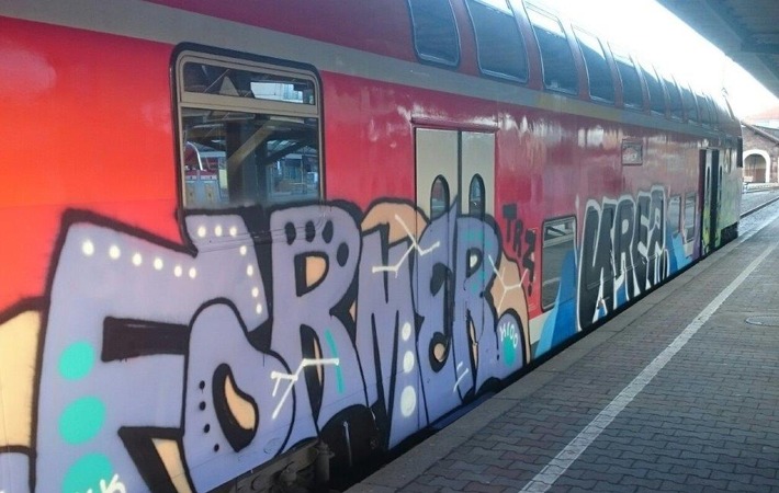 BPOLI-WEIL: Zug mit Graffiti besprüht