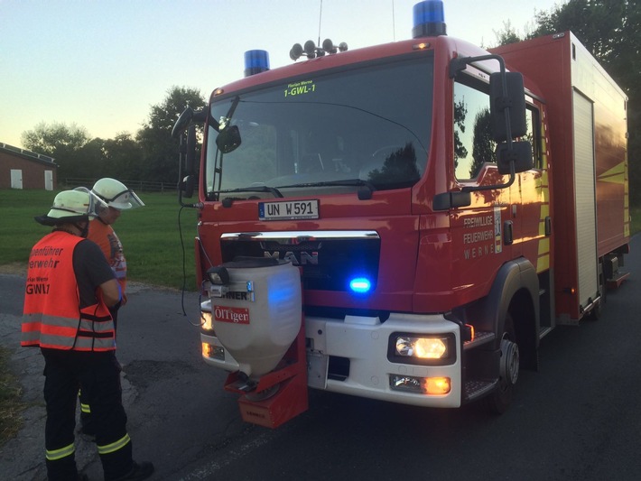 FW-WRN: Lange Ölspur beschäftigt Feuerwehr