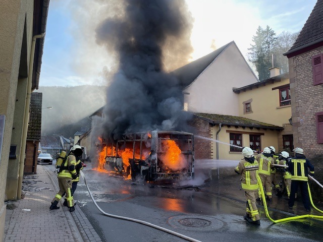 POL-PDKL: Bus in Brand geraten