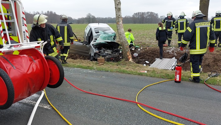 FW-ROW: Frau unter Pkw eingeklemmt