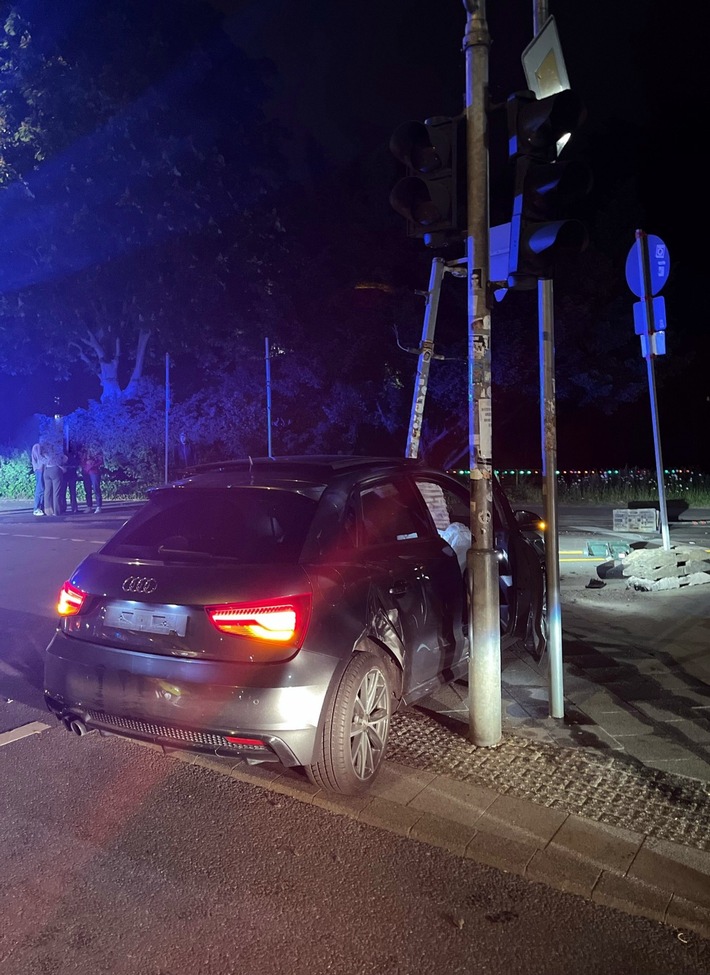 POL-AC: Polizei sucht Zeugen nach nächtlichem Unfall in der Aachener In-nenstadt
