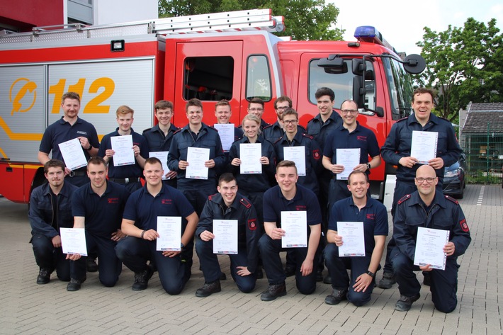 FW Dinslaken: Abschlussprüfung für 19 Einsatzkräfte der Freiwilligen Feuerwehr