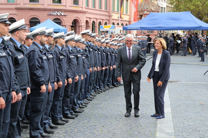 HDP-RP: 485 Polizeikommissaranwärterinnen und -anwärter feierlich vereidigt