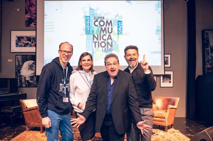 Am 21. März 2019 fand zum ersten Mal das SUPER COMMUNICATION LAND statt. Mit dem neuen Event-Format hat news aktuell einen neuen Place-to-be für Marketing- und PR-Verantwortliche geschaffen, auf dem sie sich branchenübergreifend austauschen und voneinander lernen können. Programm-Highlight war ein Interview mit Comedian Oliver Kalkofe. Im Bild v.l.n.r.: Frank Stadthoewer (Geschäftsführer von news aktuell), Edith Stier-Thompson (Geschäftsführerin news aktuell und Initiatorin des Super Communication Land), Oliver Kalkofe (Comedian und Medienkritiker), Kai Blasberg (Geschäftsführer Tele 5). Fotos: Robert Schlesinger. Weiterer Text über ots und www.presseportal.de/nr/6344 / Die Verwendung dieses Bildes ist für redaktionelle Zwecke honorarfrei. Veröffentlichung bitte unter Quellenangabe: "obs/news aktuell GmbH/ROBERT SCHLESINGER"