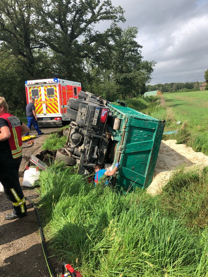 POL-VIE: LKW kippt bei Unfall in einen Graben. Flüchtete der Verursacher?