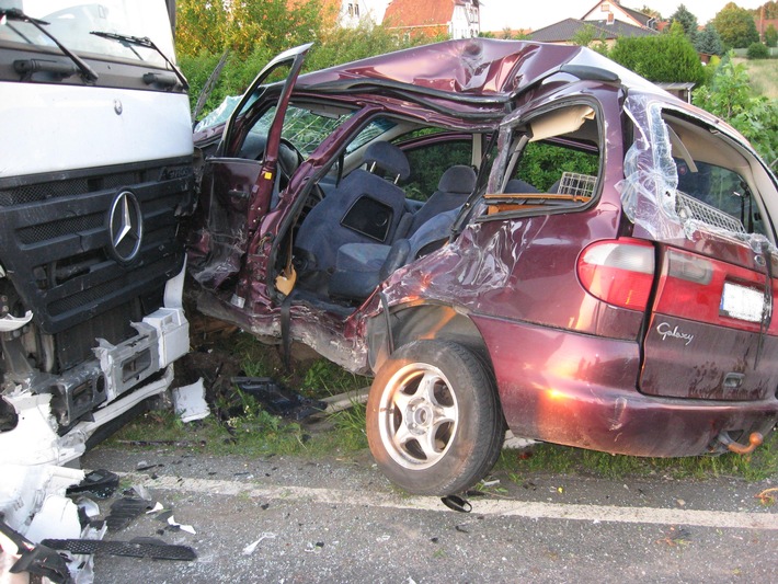POL-HI: Verkehrsunfall mit drei schwer verletzten Personen